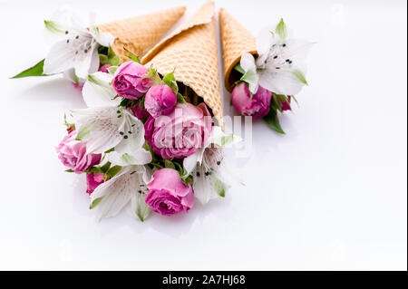 Hochzeit Dekoration. Kleine Blumensträuße in Waffeln auf einem weißen Hintergrund. Rose und alstrameria. Thema für Grußkarten oder Hochzeit invitat Stockfoto