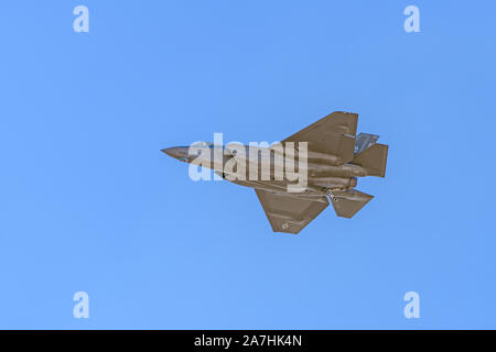 Lockheed Martin F-35c Lightning II fliegen in Clear Sky mit tailhook erweitert Stockfoto