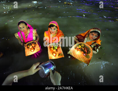 Kolkata, Indien. 02 Nov, 2019. Hindu devotees auf dem Hooghly River stehen Gebete an die untergehende Sonne während der CHHATH Festival zu bieten. Chhath Festival, auch bekannt als Surya Pooja (Anbetung der Sonne), ist in den östlichen Teilen von Indien, wo Hommage an die Sonne und Wasser Götter gezahlt wird, beobachtet. Credit: SOPA Images Limited/Alamy leben Nachrichten Stockfoto