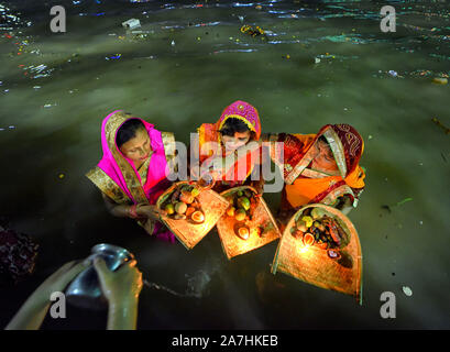 Kolkata, Indien. 02 Nov, 2019. Hindu devotees auf dem Hooghly River stehen Gebete an die untergehende Sonne während der CHHATH Festival zu bieten. Chhath Festival, auch bekannt als Surya Pooja (Anbetung der Sonne), ist in den östlichen Teilen von Indien, wo Hommage an die Sonne und Wasser Götter gezahlt wird, beobachtet. Credit: SOPA Images Limited/Alamy leben Nachrichten Stockfoto