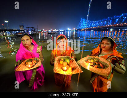 Kolkata, Indien. 02 Nov, 2019. Hindu devotees auf dem Hooghly River stehen Gebete an die untergehende Sonne während der CHHATH Festival zu bieten. Chhath Festival, auch bekannt als Surya Pooja (Anbetung der Sonne), ist in den östlichen Teilen von Indien, wo Hommage an die Sonne und Wasser Götter gezahlt wird, beobachtet. Credit: SOPA Images Limited/Alamy leben Nachrichten Stockfoto