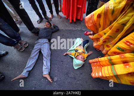 Kolkata, Indien. 02 Nov, 2019. Hindu devotees durchführen Dandi Ritual zu Herrn Sonne während der CHHATH Puja Festival in Kalkutta. Chhath Festival, auch bekannt als Surya Pooja (Anbetung der Sonne) gewidmet ist, ist in den östlichen Teilen von Indien, wo Hommage an die Sonne und Wasser Götter gezahlt wird, beobachtet. Credit: SOPA Images Limited/Alamy leben Nachrichten Stockfoto