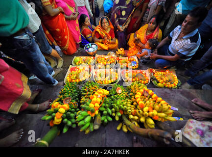 Kolkata, Indien. 02 Nov, 2019. Hinduistischen Gläubigen sitzen an den Ufern des Hooghly river Gebete zu bieten er und die untergehende Sonne während der CHHATH festival Chhath Festival, auch bekannt als Surya Pooja (Anbetung der Sonne), ist in den östlichen Teilen von Indien, wo Hommage an die Sonne und Wasser Götter gezahlt wird, beobachtet. Credit: SOPA Images Limited/Alamy leben Nachrichten Stockfoto