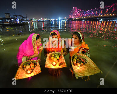 Kolkata, Indien. 02 Nov, 2019. Hindu devotees auf dem Hooghly River stehen Gebete an die untergehende Sonne während der CHHATH Festival zu bieten. Chhath Festival, auch bekannt als Surya Pooja (Anbetung der Sonne), ist in den östlichen Teilen von Indien, wo Hommage an die Sonne und Wasser Götter gezahlt wird, beobachtet. Credit: SOPA Images Limited/Alamy leben Nachrichten Stockfoto