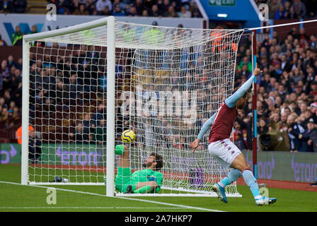 Birmingham. 3. November, 2019. Aston Villa Trezeguet feiert zählte ein Ziel während der Englischen Premier League Match zwischen Aston Villa und Birmingham, Liverpool in Großbritannien an November 2, 2019. Für die redaktionelle Verwendung. Nicht FÜR DEN VERKAUF FÜR MARKETING ODER WERBEKAMPAGNEN. Keine VERWENDUNG MIT NICHT AUTORISIERTEN Audio-, Video-, Daten-, SPIELPLÄNE, Verein/LIGA LOGOS ODER "LIVE" Dienstleistungen. IN-MATCH VERWENDUNG BESCHRÄNKT AUF 45 Bilder, kein Video EMULATION ONLINE. Keine VERWENDUNG IN Wetten, Spiele oder einzelne Verein/Liga/PLAYER PUBLIKATIONEN. Quelle: Xinhua/Alamy leben Nachrichten Stockfoto