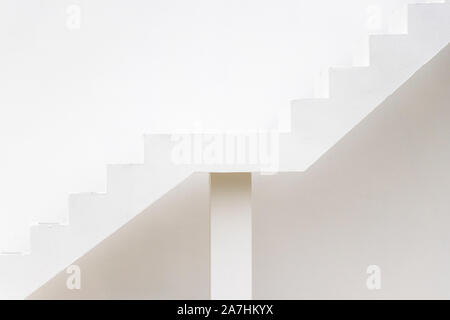 Weiße Treppe auf Beton Wand Hintergrund (Konzept für Karriere Pfad, Ziel anstreben, Aspiration) Stockfoto