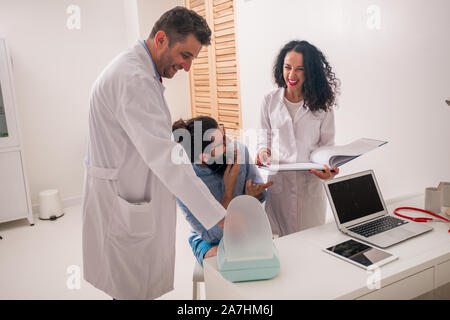 Patienten Hipster in einem Asthmaanfall im Doktorbüro Stockfoto