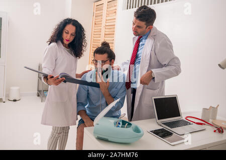 Patienten Hipster in einem Asthmaanfall im Doktorbüro Stockfoto