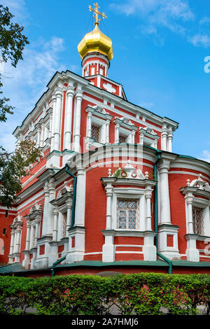Moskau, Kirche der Himmelfahrt der Jungfrau Maria mit Mensa in Nowodewitschi Kloster Stockfoto