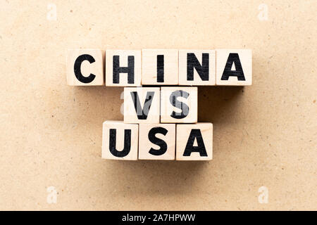 Schreiben Block in Wort China vs usa auf Holz Hintergrund Stockfoto
