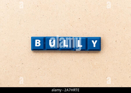 Fliese Buchstaben im Wort Tyrann auf Holz Hintergrund Stockfoto