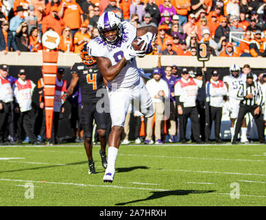 Stillwater, Oklahoma, USA. 2 Nov, 2019. TCU Horned Frogs tight end Pro Brunnen (81) der Fußball ohne Oklahoma State Cowboys fangen in der Nähe machen die während des Spiels am Samstag, den 02. November 2019 an der Boone Pickens Stadion in Stillwater, Oklahoma. Credit: Nicholas Rutledge/ZUMA Draht/Alamy leben Nachrichten Stockfoto