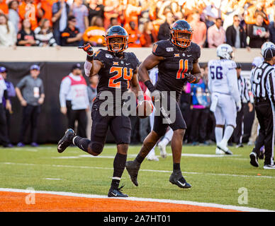 Stillwater, Oklahoma, USA. 2 Nov, 2019. Oklahoma State Cowboys Sicherheit Jarrick Bernard (24) feiert ein Abfangen gegen die TCU Horned Frogs während des Spiels am Samstag, den 02. November 2019 an der Boone Pickens Stadion in Stillwater, Oklahoma. Credit: Nicholas Rutledge/ZUMA Draht/Alamy leben Nachrichten Stockfoto