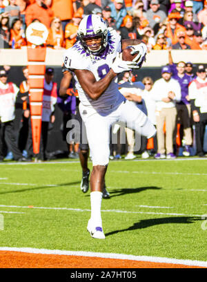 Stillwater, Oklahoma, USA. 2 Nov, 2019. TCU Horned Frogs tight end Pro Brunnen (81) der Fußball ohne Oklahoma State Cowboys fangen in der Nähe machen die während des Spiels am Samstag, den 02. November 2019 an der Boone Pickens Stadion in Stillwater, Oklahoma. Credit: Nicholas Rutledge/ZUMA Draht/Alamy leben Nachrichten Stockfoto