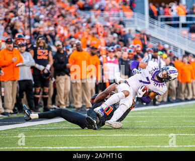 Stillwater, Oklahoma, USA. 2 Nov, 2019. TCU Horned Frogs Sicherheit Trevon Moehrig (7) gibt die Fußball für 12 Yards, bevor Sie während des Spiels am Samstag, den 02. November 2019 an der Boone Pickens Stadion in Stillwater, Oklahoma. Credit: Nicholas Rutledge/ZUMA Draht/Alamy leben Nachrichten Stockfoto