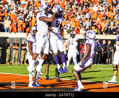 Stillwater, Oklahoma, USA. 2 Nov, 2019. TCU Horned Frogs tight end Pro Brunnen (81) feiert einen Touchdown mit seinen Mannschaftskameraden während des Spiels am Samstag, den 02. November 2019 an der Boone Pickens Stadion in Stillwater, Oklahoma. Credit: Nicholas Rutledge/ZUMA Draht/Alamy leben Nachrichten Stockfoto