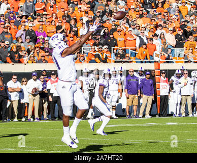 Stillwater, Oklahoma, USA. 2 Nov, 2019. TCU Horned Frogs tight end Pro Brunnen (81) mit einem tiefen pass Empfang vom Quarterback während des Spiels am Samstag, den 02. November 2019 an der Boone Pickens Stadion in Stillwater, Oklahoma. Credit: Nicholas Rutledge/ZUMA Draht/Alamy leben Nachrichten Stockfoto
