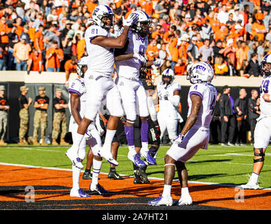 Stillwater, Oklahoma, USA. 2 Nov, 2019. TCU Horned Frogs tight end Pro Brunnen (81) feiert einen Touchdown mit seinen Mannschaftskameraden während des Spiels am Samstag, den 02. November 2019 an der Boone Pickens Stadion in Stillwater, Oklahoma. Credit: Nicholas Rutledge/ZUMA Draht/Alamy leben Nachrichten Stockfoto