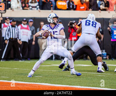 Stillwater, Oklahoma, USA. 2 Nov, 2019. TCU Horned Frogs quarterback Max Duggan (15) übergibt die Fußball hinunter das Feld für einen offenen Empfänger während des Spiels am Samstag, den 02. November 2019 an der Boone Pickens Stadion in Stillwater, Oklahoma. Credit: Nicholas Rutledge/ZUMA Draht/Alamy leben Nachrichten Stockfoto