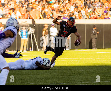Stillwater, Oklahoma, USA. 2 Nov, 2019. Oklahoma State Cowboys Quarterback Spencer Sanders (3) Versucht zu kriechen, weg von der TCU Horned Frogs Verteidigung am Samstag, den 02. November 2019 an der Boone Pickens Stadion in Stillwater, Oklahoma. Credit: Nicholas Rutledge/ZUMA Draht/Alamy leben Nachrichten Stockfoto