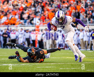 Stillwater, Oklahoma, USA. 2 Nov, 2019. TCU Horned Frogs Sicherheit Trevon Moehrig (7) fängt die Fußball von Dillon Stoner und Oklahoma State Cowboys am Samstag, den 02. November 2019 an der Boone Pickens Stadion in Stillwater, Oklahoma. Credit: Nicholas Rutledge/ZUMA Draht/Alamy leben Nachrichten Stockfoto