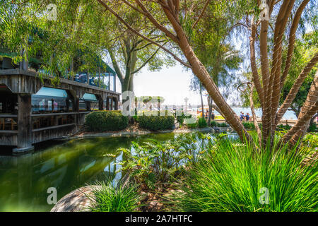 San Diego Seaport Village. Schöne Promenade, Restaurants, ruhenden Menschen Stockfoto