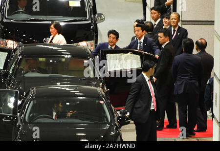 Tokio, Japan. 2 Nov, 2019. Japanische Ministerpräsident Shinzo Abe bereitet ein Fahrzeug zu, wie er das Leben der International Stadium Yokohama in der Präfektur Kanagawa, Japan nach dem Rugby World Cup 2019 Finale zwischen England und Südafrika, in der Südafrika's 32 - 12 am 2. November 2019 gewonnen. Foto: Ramiro Agustin Vargas Tabares Credit: Ramiro Agustin Vargas Tabares/ZUMA Draht/Alamy leben Nachrichten Stockfoto