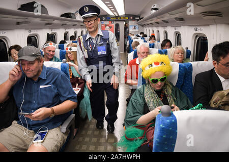 Tokio, Japan. 2 Nov, 2019. Südafrika und englischen Fans fahren mit dem Shinkansen Schnellzug für Tokio in Japan gebunden nach dem Rugby World Cup 2019 Finale zwischen England und Südafrika, in der Südafrika's 32 - 12 am 2. November 2019 gewonnen. Foto: Ramiro Agustin Vargas Tabares Credit: Ramiro Agustin Vargas Tabares/ZUMA Draht/Alamy leben Nachrichten Stockfoto