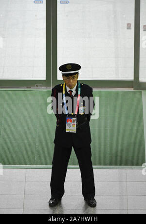 Tokio, Japan. 2 Nov, 2019. Ein Stadion gard stand an der International Stadium Yokohama in der Präfektur Kanagawa, Japan nach dem Rugby World Cup 2019 Finale zwischen England und Südafrika, in der Südafrika's 32 - 12 am 2. November 2019 gewonnen. Foto: Ramiro Agustin Vargas Tabares Credit: Ramiro Agustin Vargas Tabares/ZUMA Draht/Alamy leben Nachrichten Stockfoto