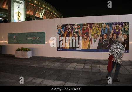 Tokio, Japan. 2 Nov, 2019. Ein Mann sieht ein Plakat Schild in der Nähe des International Stadium Yokohama in der Präfektur Kanagawa, Japan während der Rugby-weltmeisterschaft 2019 Endspiel zwischen England und Südafrika, in der Südafrika's 32 - 12 am 2. November 2019 gewonnen. Foto: Ramiro Agustin Vargas Tabares Credit: Ramiro Agustin Vargas Tabares/ZUMA Draht/Alamy leben Nachrichten Stockfoto