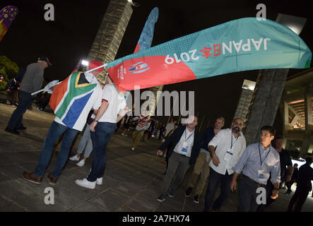 Tokio, Japan. 2 Nov, 2019. Menschen können gesehen werden, sodass das International Stadium Yokohama in der Präfektur Kanagawa, Japan nach dem Rugby World Cup 2019 Finale zwischen England und Südafrika, in der Südafrika's 32 - 12 am 2. November 2019 gewonnen. Foto: Ramiro Agustin Vargas Tabares Credit: Ramiro Agustin Vargas Tabares/ZUMA Draht/Alamy leben Nachrichten Stockfoto