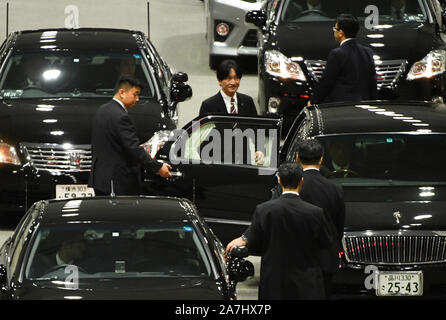 Tokio, Japan. 2 Nov, 2019. Japanische Fumihito, Prinz Akishino bereitet ein Fahrzeug zu, wie er das Leben der International Stadium Yokohama in der Präfektur Kanagawa, Japan nach dem Rugby World Cup 2019 Finale zwischen England und Südafrika, in der Südafrika's 32 - 12 am 2. November 2019 gewonnen. Foto: Ramiro Agustin Vargas Tabares Credit: Ramiro Agustin Vargas Tabares/ZUMA Draht/Alamy leben Nachrichten Stockfoto