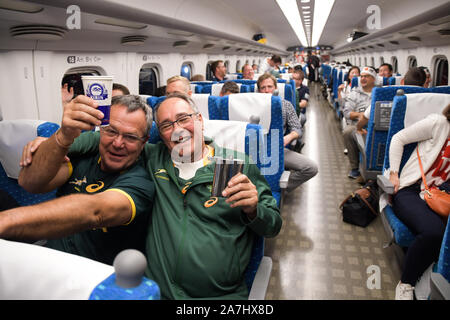 Tokio, Japan. 2 Nov, 2019. Eine Gruppe von Südafrikanischen Fans feiern, da sie den Shinkansen nach Tokyo Japan gebunden nach dem Rugby World Cup 2019 Finale zwischen England und Südafrika, in der Südafrika's 32 - 12 am 2. November 2019 gewonnen. Foto: Ramiro Agustin Vargas Tabares Credit: Ramiro Agustin Vargas Tabares/ZUMA Draht/Alamy leben Nachrichten Stockfoto