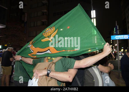 Tokio, Japan. 2 Nov, 2019. Ein Mann halten eine Flagge in der Nähe des International Stadium Yokohama in der Präfektur Kanagawa, Japan nach dem Rugby World Cup 2019 Finale zwischen England und Südafrika, in der Südafrika's 32 - 12 am 2. November 2019 gewonnen. Foto: Ramiro Agustin Vargas Tabares Credit: Ramiro Agustin Vargas Tabares/ZUMA Draht/Alamy leben Nachrichten Stockfoto