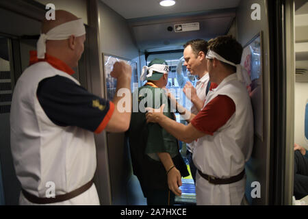 Tokio, Japan. 2 Nov, 2019. Englische Fans loben eine Südafrikanische Ventilator, der Shinkansen, wie es bei der Shinagawa Station in der Nähe von Tokyo Japan stoppt nach dem Rugby World Cup 2019 Finale zwischen England und Südafrika, in der Südafrika's 32 - 12 am 2. November 2019 gewonnen. Foto: Ramiro Agustin Vargas Tabares Credit: Ramiro Agustin Vargas Tabares/ZUMA Draht/Alamy leben Nachrichten Stockfoto