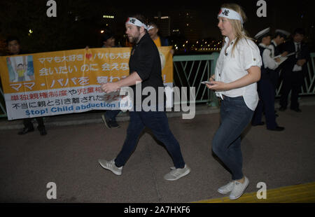 Tokio, Japan. 2 Nov, 2019. Rugby funs Spaziergang in der Nähe von Japan Kindesentführung Protest in der Nähe des International Stadium Yokohama in der Präfektur Kanagawa, Japan nach dem Rugby World Cup 2019 Finale zwischen England und Südafrika, in der Südafrika's 32 - 12 am 2. November 2019 gewonnen. Foto: Ramiro Agustin Vargas Tabares Credit: Ramiro Agustin Vargas Tabares/ZUMA Draht/Alamy leben Nachrichten Stockfoto