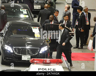 Tokio, Japan. 2 Nov, 2019. Südafrika Präsident Cyril Ramaphosa bereitet ein Fahrzeug zu, wie er das Leben der International Stadium Yokohama in der Präfektur Kanagawa, Japan nach dem Rugby World Cup 2019 Finale zwischen England und Südafrika, in der Südafrika's 32 - 12 am 2. November 2019 gewonnen. Foto: Ramiro Agustin Vargas Tabares Credit: Ramiro Agustin Vargas Tabares/ZUMA Draht/Alamy leben Nachrichten Stockfoto
