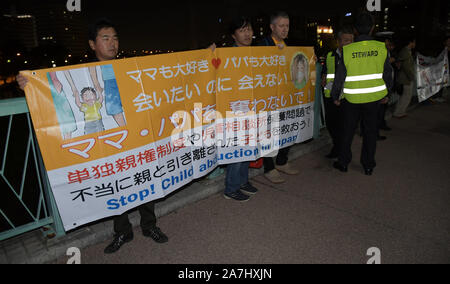 Tokio, Japan. 2 Nov, 2019. Die Menschen halten ein Zeichen während Japan Kindesentführung Protest in der Nähe des International Stadium Yokohama in der Präfektur Kanagawa, Japan nach dem Rugby World Cup 2019 Finale zwischen England und Südafrika, in der Südafrika's 32 - 12 am 2. November 2019 gewonnen. Foto: Ramiro Agustin Vargas Tabares Credit: Ramiro Agustin Vargas Tabares/ZUMA Draht/Alamy leben Nachrichten Stockfoto
