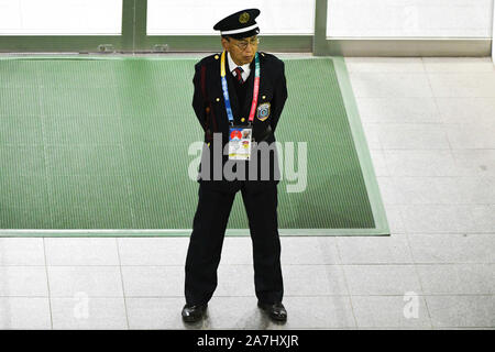 Tokio, Japan. 2 Nov, 2019. Ein Stadion gard stand an der International Stadium Yokohama in der Präfektur Kanagawa, Japan nach dem Rugby World Cup 2019 Finale zwischen England und Südafrika, in der Südafrika's 32 - 12 am 2. November 2019 gewonnen. Foto: Ramiro Agustin Vargas Tabares Credit: Ramiro Agustin Vargas Tabares/ZUMA Draht/Alamy leben Nachrichten Stockfoto