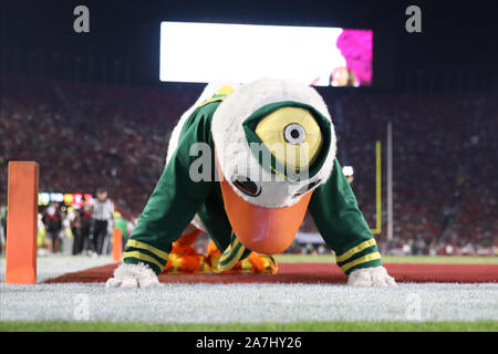 November 2, 2019: Die Enten Maskottchen macht Liegestütze in der Ende Zone nach dem anderen Oregon Touchdown während des Spiels zwischen der Oregon Ducks und die USC Trojans im Los Angeles Memorial Coliseum Los Angeles, CA USA (Foto von Peter Joneleit/Cal Sport Media) Stockfoto