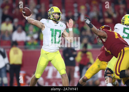 November 2, 2019: Oregon Ducks Quarterback Justin Herbert (10) Macht einen Durchgang versuchen, in der zweiten Hälfte während des Spiels zwischen der Oregon Ducks und die USC Trojans im Los Angeles Memorial Coliseum Los Angeles, CA USA (Foto von Peter Joneleit/Cal Sport Media) Stockfoto