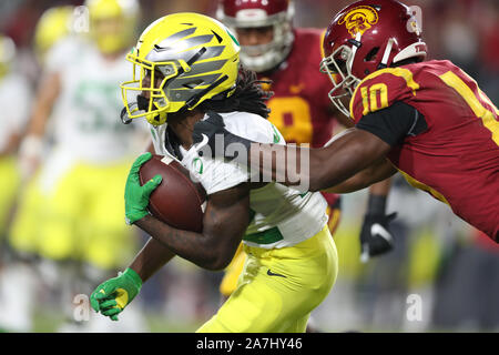November 2, 2019: Oregon Ducks zurück laufen Darrian Felix (22) läuft mit er Kugel, erhält er von hinten Angriff durch die USC Trojans linebacker John Houston Jr (10) während des Spiels zwischen der Oregon Ducks und die USC Trojans im Los Angeles Memorial Coliseum Los Angeles, CA USA (Foto von Peter Joneleit/Cal Sport Media) Stockfoto