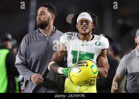 November 2, 2019: Oregon Ducks Sicherheit Nick Pickett (16) aus dem Spiel begleitet wird, während des Spiels zwischen der Oregon Ducks und die USC Trojans im Los Angeles Memorial Coliseum Los Angeles, CA USA (Foto von Peter Joneleit/Cal Sport Media) Stockfoto