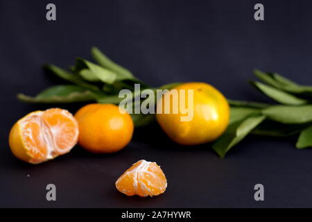 Nahaufnahme von Mandarinen gegen den schwarzen Hintergrund Stockfoto