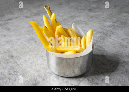 Pommes Frites in Silber Löffel auf Hintergrund Stockfoto