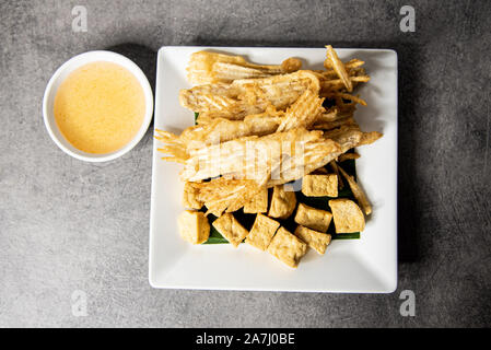 Gebratene scheiben Taro und Frittierter Tofu mit würzigen süsse Soße Stockfoto