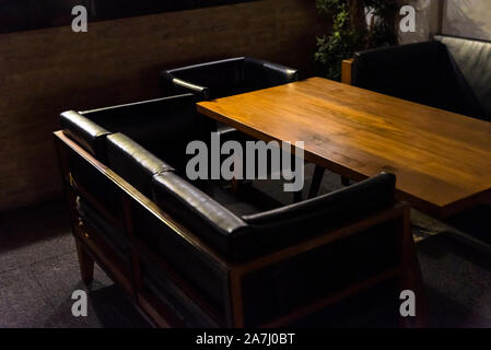 Esstisch in der dunklen Ecke Restaurant Stockfoto