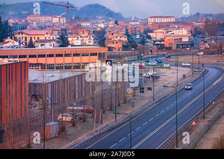 Straße der Stadt in einem Industriegebiet in Turin, Italien Stockfoto