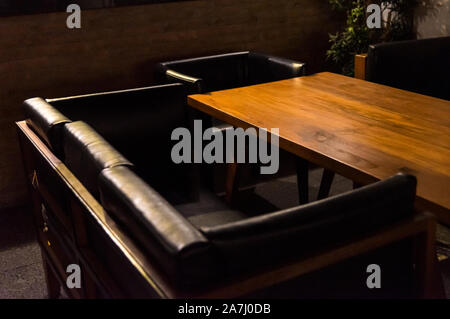 Esstisch in der dunklen Ecke Restaurant Stockfoto