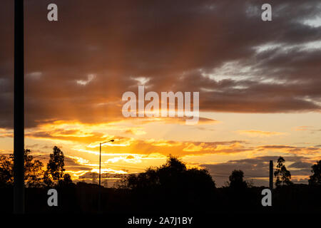 Sonne strahlt durch niedrige Cloud auf der Winter am Nachmittag. Stockfoto